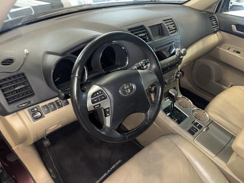 Used 2011 Toyota Highlander SE w/ Tow Pkg FWD image 26