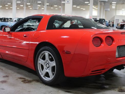 Used 1998 Chevrolet Corvette Coupe w/ Roof Pkg RWD image 28