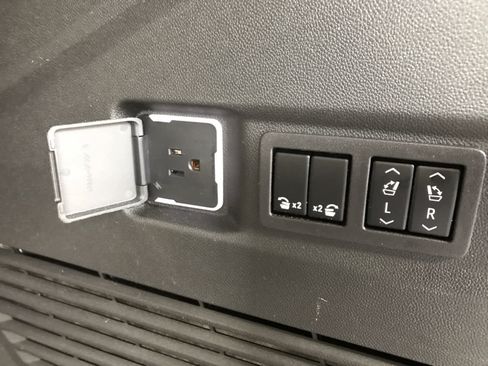 Used 2024 Chevrolet Tahoe High Country image 31