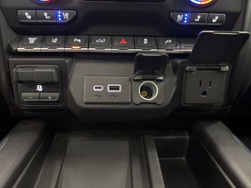 Used 2022 GMC Sierra 3500 Denali w/ Denali Ultimate Package AWD/4WD image 23