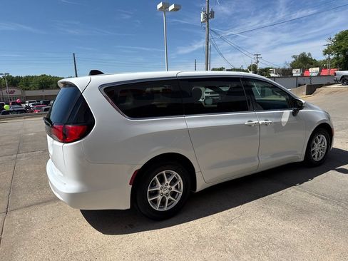 Used 2023 Chrysler Voyager LX FWD image 5