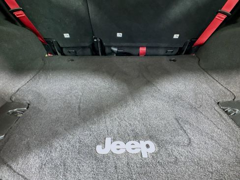 Used 2018 Jeep Wrangler Unlimited Rubicon w/ Connectivity Group image 32