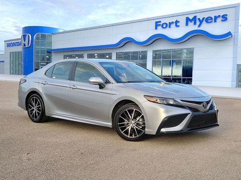 Used 2024 Toyota Camry SE FWD image 1