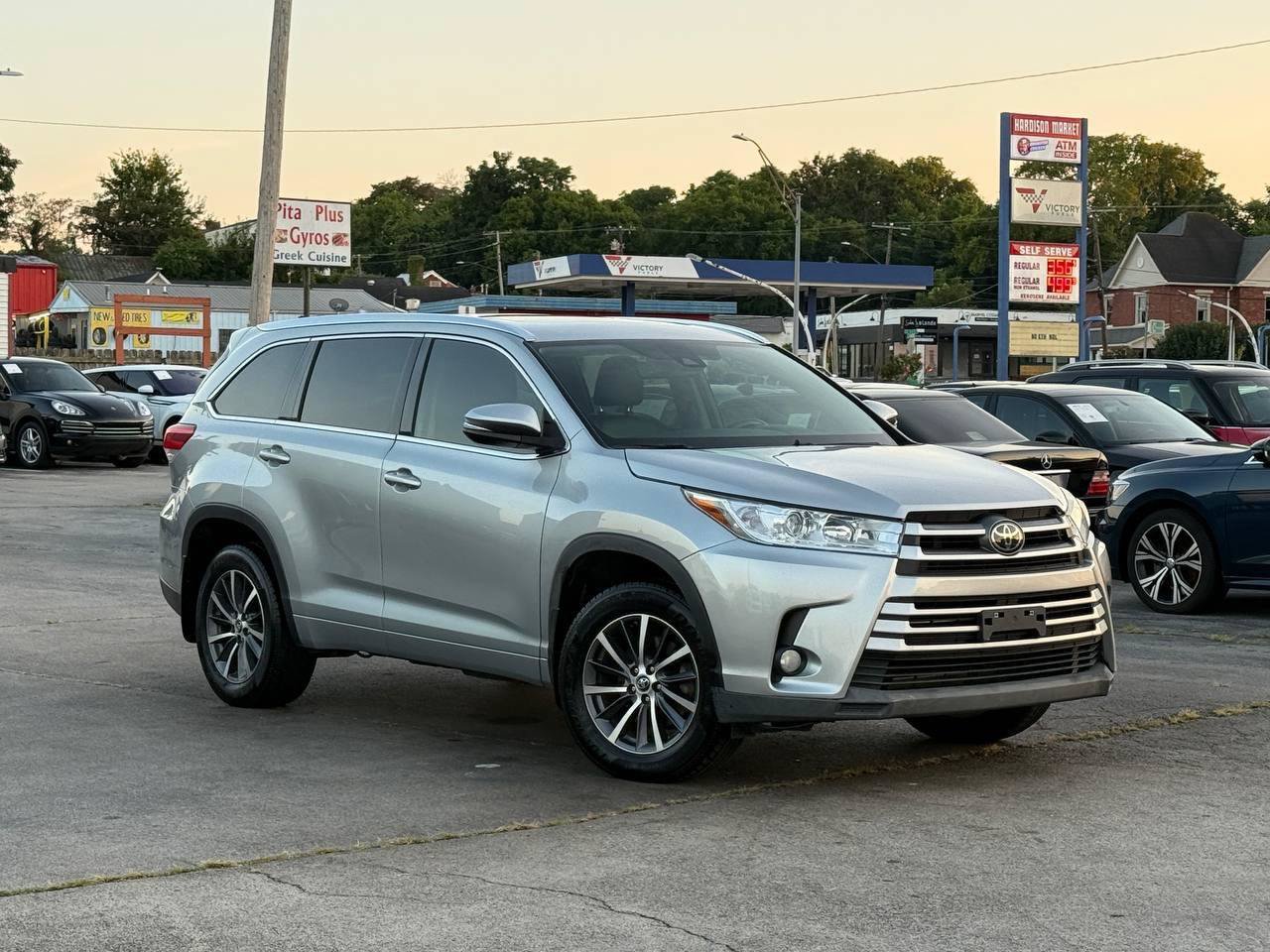 Used 2017 Toyota Highlander XLE AWD/4WD image 3