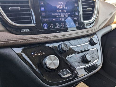 Used 2017 Chrysler Pacifica Limited image 13