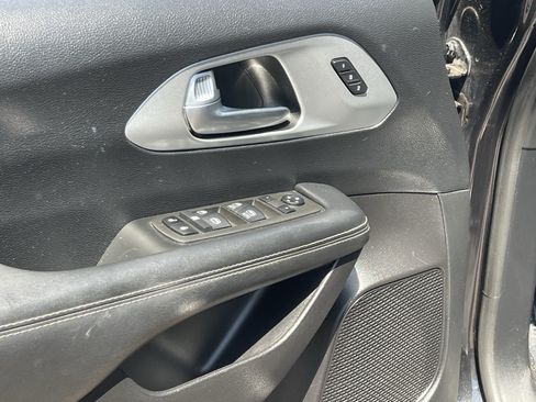 Used 2021 Chrysler Pacifica Touring-L w/ Premium & Safety Sphere Group FWD image 21