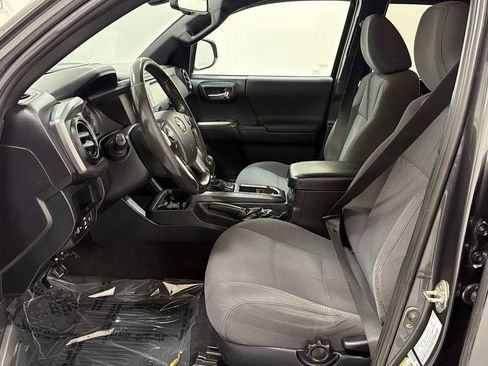 Used 2018 Toyota Tacoma TRD Off-Road w/ Technology Package image 13