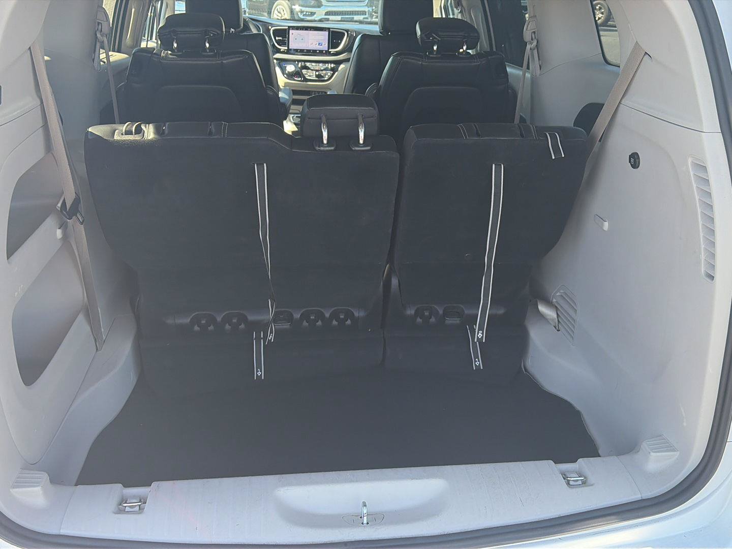 Used 2024 Chrysler Pacifica Touring-L FWD image 17