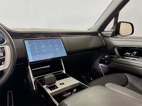 Certified 2025 Land Rover Range Rover SE image 26