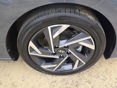 Used 2025 Hyundai Elantra SEL FWD image 17