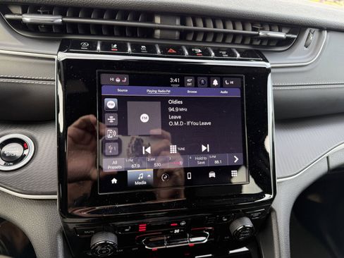 Used 2024 Jeep Grand Cherokee Altitude image 24