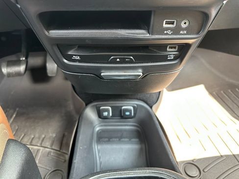 Used 2017 Chrysler Pacifica Limited w/ UConnect Theater Package FWD image 31