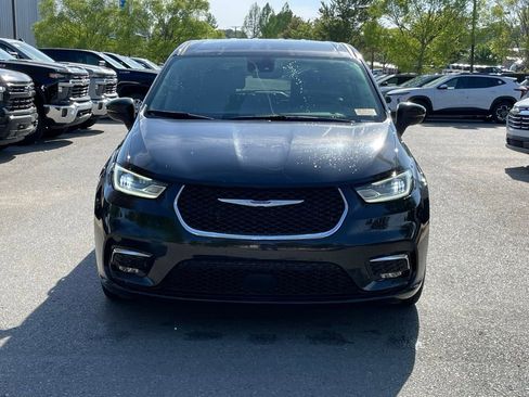 Used 2023 Chrysler Pacifica Touring-L image 2