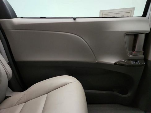 Used 2018 Toyota Sienna XLE image 26