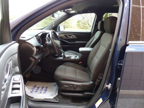 Used 2022 Chevrolet Traverse LT FWD image 25