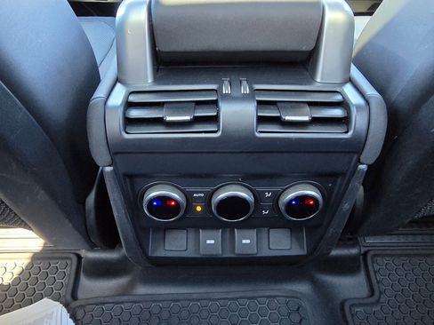 Used 2023 Land Rover Defender 130 X-Dynamic SE image 28