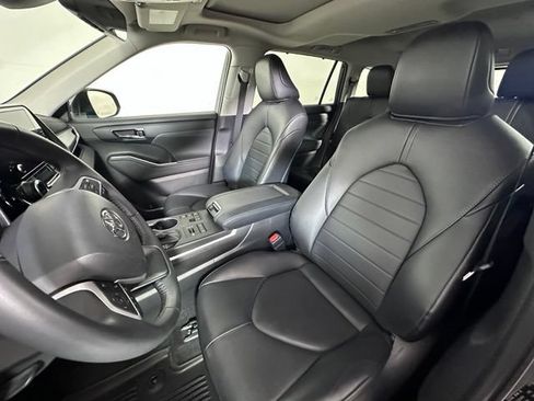 Used 2024 Toyota Highlander XLE AWD/4WD image 24