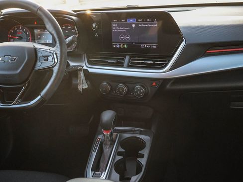 Used 2025 Chevrolet Trax RS image 24