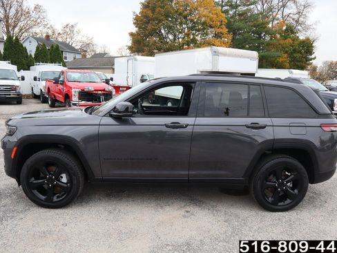 Used 2024 Jeep Grand Cherokee Limited w/ Black Appearance Package image 9