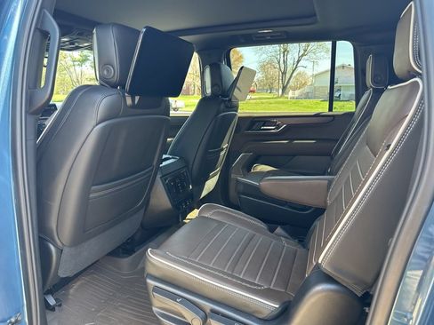 Used 2025 GMC Yukon XL Denali Ultimate w/ LPO, Floor Liner Package AWD/4WD image 18