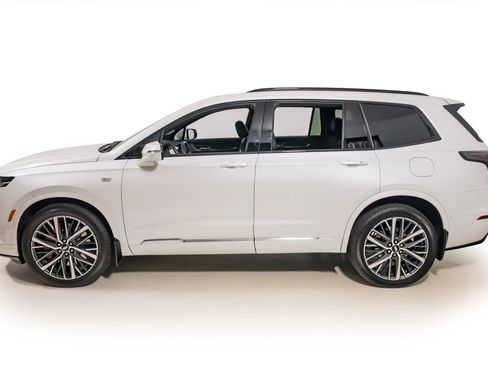 Used 2024 Cadillac XT6 Sport w/ Technology Package image 3