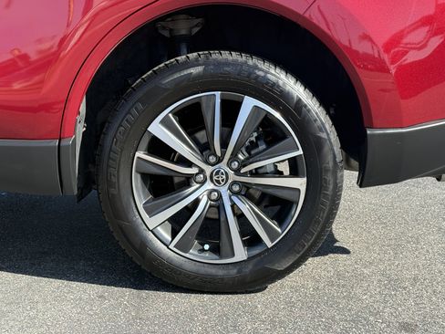 Used 2022 Toyota Venza LE image 11