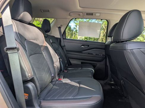 Used 2025 Nissan Pathfinder Platinum w/ Cargo Package image 18