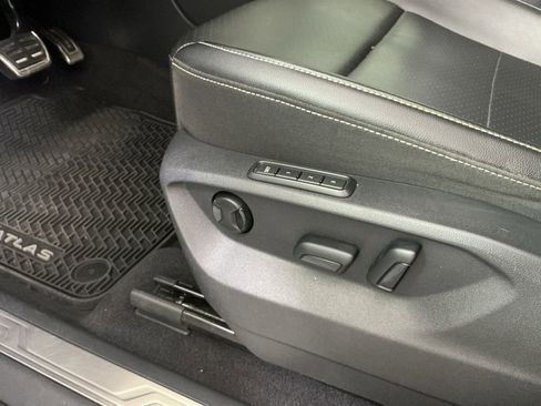 Used 2022 Volkswagen Atlas SEL R-Line AWD/4WD image 19