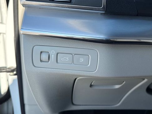 Used 2017 Volvo XC90 T6 Momentum w/ Vision Package image 29