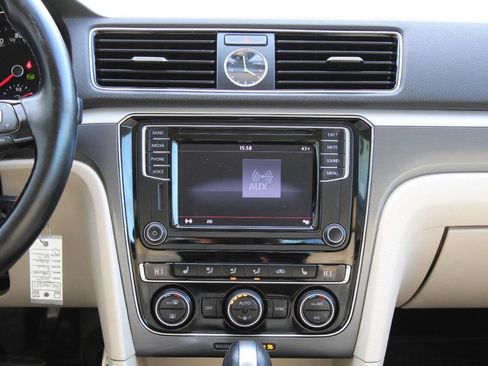 Used 2017 Volkswagen Passat 1.8T R-Line image 33