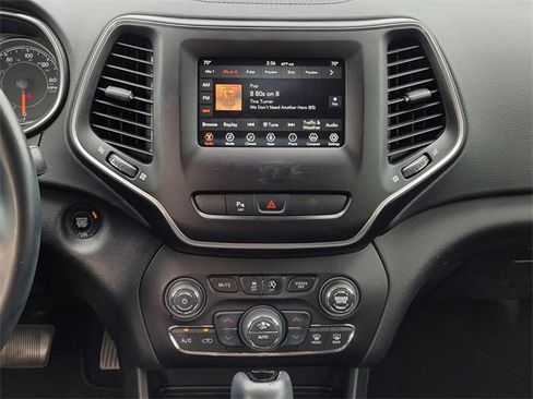 Used 2019 Jeep Cherokee Latitude Plus image 19