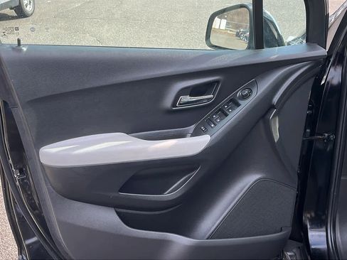 Used 2020 Chevrolet Trax LT image 9