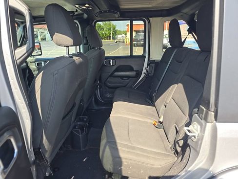 Used 2020 Jeep Wrangler Unlimited Sahara AWD/4WD image 4