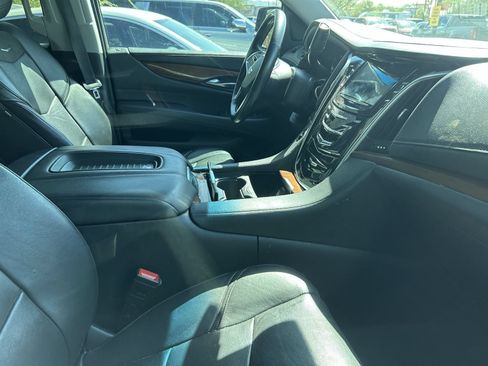 Used 2020 Cadillac Escalade Luxury w/ Escalade Sport Edition AWD/4WD image 10