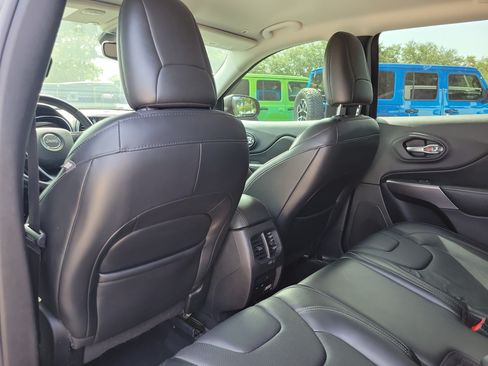 Used 2019 Jeep Cherokee Limited w/ Trailer Tow Group AWD/4WD image 12