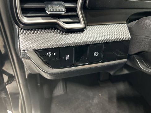 Used 2025 Kia Sportage LX image 15