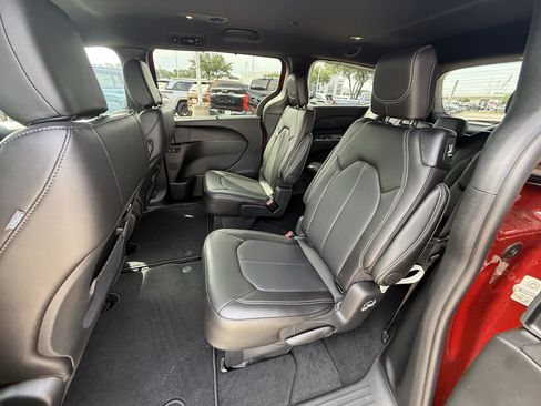 New 2027 Chrysler Pacifica Select FWD image 16