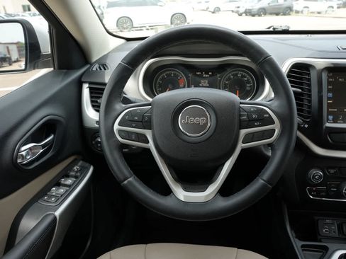 Used 2017 Jeep Cherokee Latitude w/ Comfort/Convenience Group FWD image 9