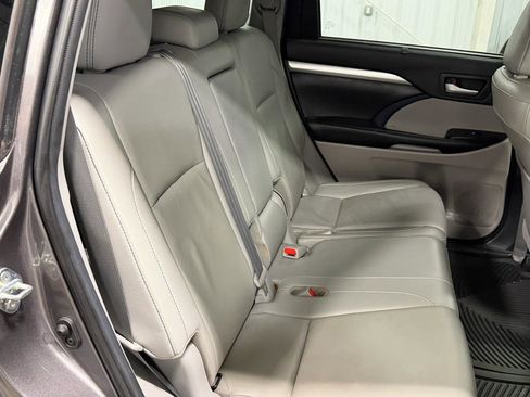 Used 2019 Toyota Highlander XLE AWD/4WD image 17