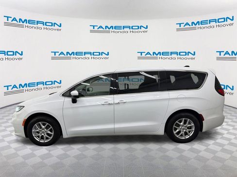 Used 2023 Chrysler Pacifica Touring-L FWD image 2