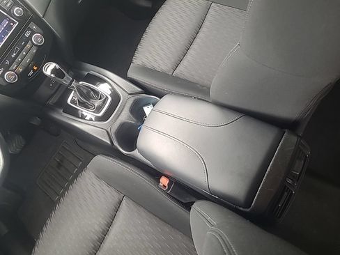 Used 2018 Nissan Rogue SV AWD/4WD image 17