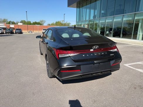 Used 2025 Hyundai Elantra Limited image 13