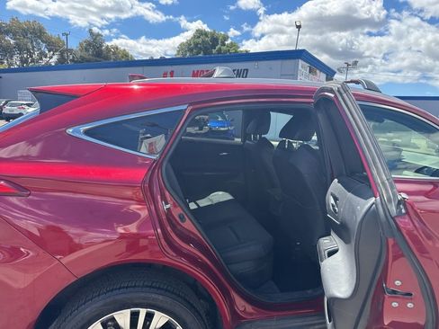 Used 2022 Toyota Venza XLE AWD/4WD image 16