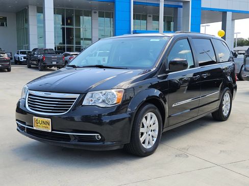 Used 2016 Chrysler Town & Country Touring FWD image 7