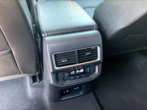 Used 2025 Volkswagen Atlas SE FWD image 32