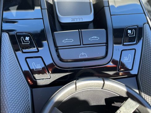 Used 2025 Porsche 911 Carrera w/ Premium Package image 34