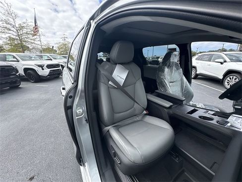 Used 2025 Toyota Sienna XLE image 24