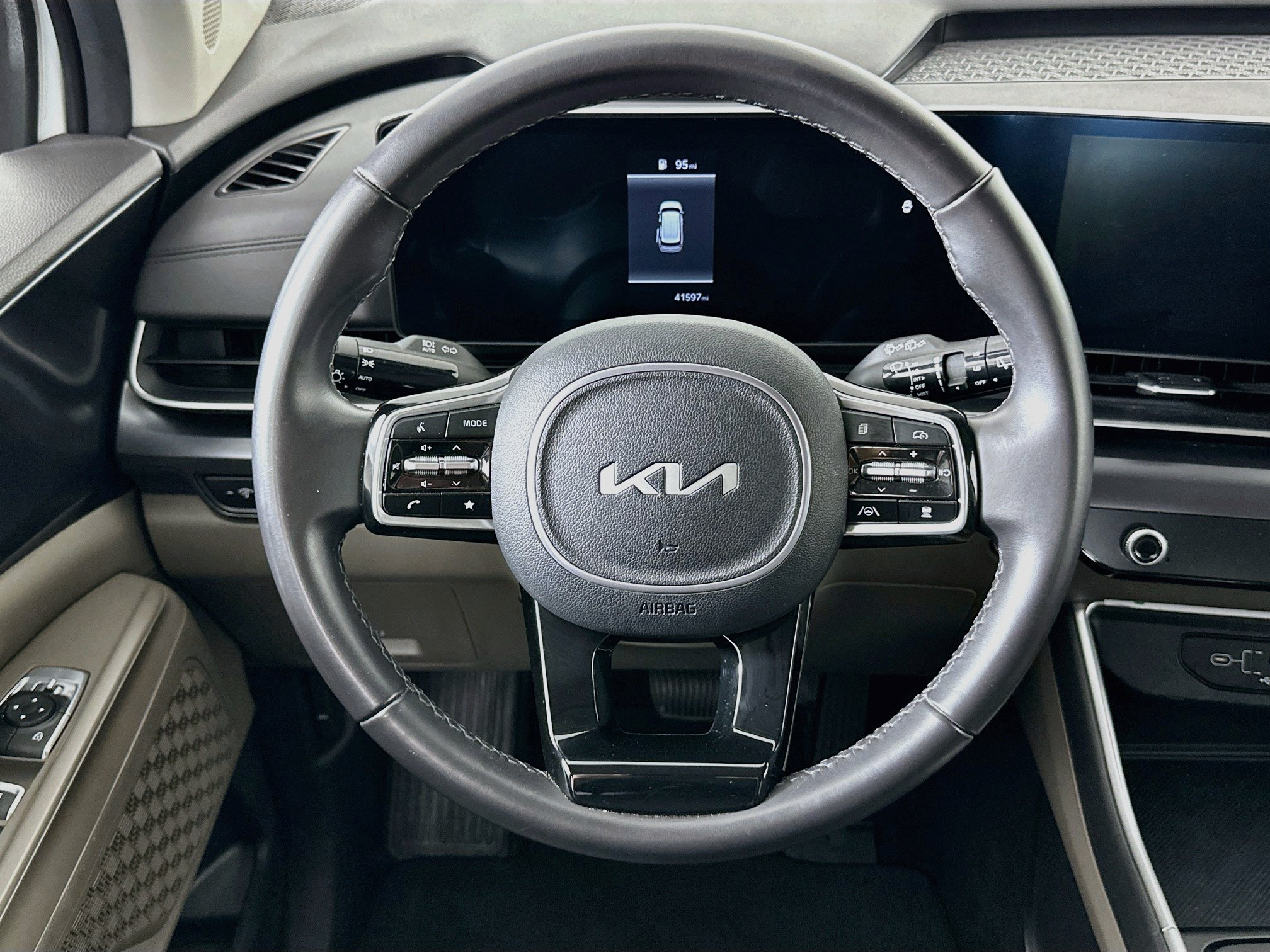 Used 2025 Kia Carnival FWD image 18