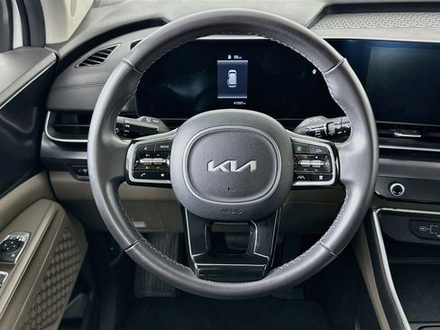 Used 2025 Kia Carnival FWD image 18