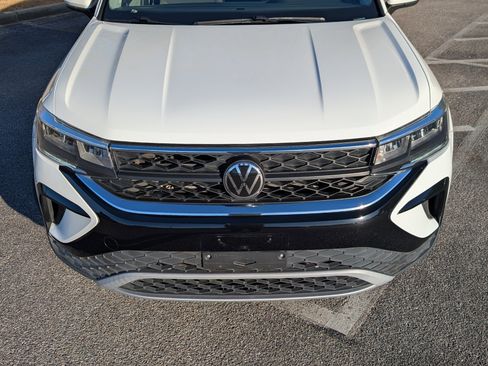 Used 2023 Volkswagen Taos SE w/ Panoramic Sunroof Package image 12